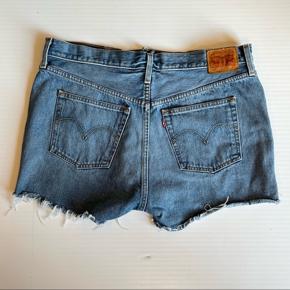 Levi's Womens 501 Jean Shorts Size 34 Denim Cut Off Distressed Button Fly - Picture 2 of 3